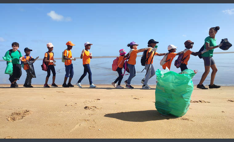 [Journal des éco-délégués] Nettoyage de la plage par les éco-délégués et des élèves de CE1